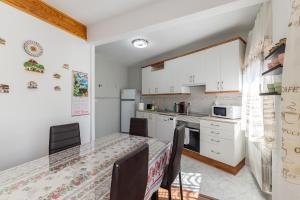 a kitchen with a table and chairs in a room at Vivienda turística El Laurel in Valdemanco