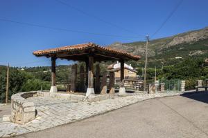 a pavilion in the middle of a road at Vivienda turística El Laurel in Valdemanco