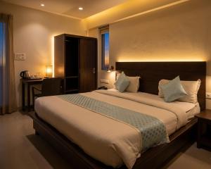 a bedroom with a large bed and a window at Jeenmount Heritage Boutique Hotel-JLN Marg in Jaipur