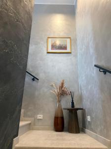ディヴァーチャにあるVilla Loryの階段と、部屋の中にある花瓶とテーブル +41枚の写真
