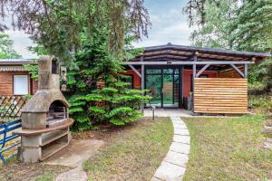 a house with a fire place in the yard at Tinyhaus 200 in Zadelsdorf