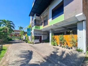 a building on the side of a street at RedDoorz near Ramayana Mall Banyuwangi in Banyuwangi