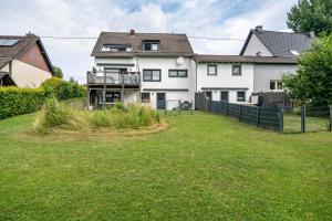 a white house with a yard in front of it at Eifel-Dream Kalkmulde in Fleringen