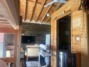 ein Zimmer mit einer Kamera an der Hauswand in der Unterkunft Ohel in Mullini i Danit