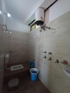 a bathroom with a sink and a toilet at Bhandari Cottages in Dhanaulti +104 photos