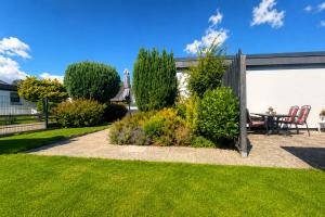a garden with a patio and a table and chairs at Schleibungalow Nr15 zw Ostsee und Schlei in Kappeln