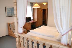 Postel nebo postele na pokoji v ubytování Landgasthof Hotel Bechtel + 19 fotografií