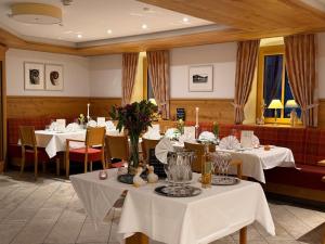 a restaurant with tables with white tablecloths at Landhotel Steigenhaus in Untermünkheim
