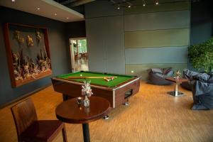 a billiard room with a pool table in a room at GenoHotel Baunatal in Baunatal
