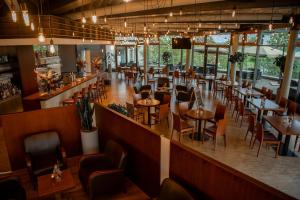 a restaurant with tables and chairs and a bar at GenoHotel Baunatal in Baunatal