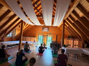 a group of people sitting on the floor in a room at Seehotel Burg Spreewald in Byhleguhrer Kaupen