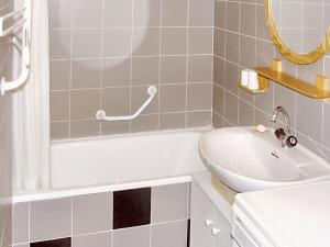 a bathroom with a sink and a tub and a toilet at Appartement spacieux à Le Monêtier-les-Bains - 75 m² avec vue in Le Monêtier-les-Bains