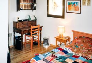 a bedroom with a desk and a bed and a desk with a computer at Appartement spacieux à Le Monêtier-les-Bains - 75 m² avec vue in Le Monêtier-les-Bains +13 photos
