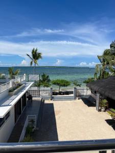 Meerblick vom Balkon eines Ferienresorts in der Unterkunft Maykenn Beach-Cafe-Bar and Restaurant in Ocoy