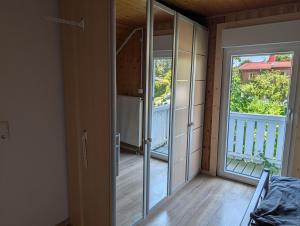 ein Zimmer mit Glasschiebetür und Balkon in der Unterkunft Gemütlich & einladend in Laufenselden