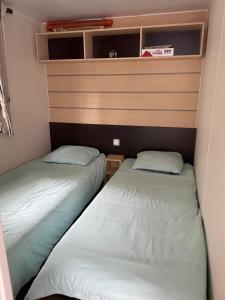 two beds sitting next to each other in a room at Lux in Saint-Pierre-dʼOléron