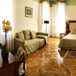 a living room with a couch and a bed at Hotel Sant'Antonin in Venice