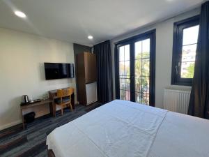 a hotel room with a bed and a television at Vicolo Moda Kadıköy in Istanbul