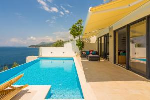 una piscina in una villa con vista sull'oceano di Hedera Estate, Villa Hedera VI a Dubrovnik