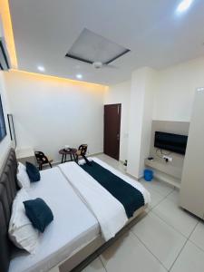 a bedroom with a large bed and a tv at hotel capetown in Sirsa