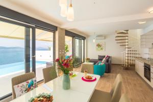 una cucina e un soggiorno con tavolo e sedie di Hedera Estate, Villa Hedera VI a Dubrovnik