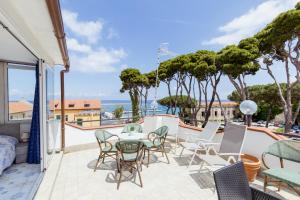 a patio with a table and chairs on a balcony at Casamicciola Rooms in Casamicciola Terme