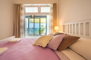 una camera da letto con un letto grande con una grande finestra di Hedera Estate, Villa Hedera VI a Dubrovnik Altre 37 foto