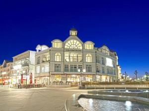 a large building with a fountain in front of it at Strandschloss Binz - Penthouse "Royal Beach" mit Sauna, Kamin, Terrasse, Meerblick in Binz