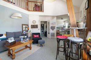 a living room with a couch and a table at Joli Duplex Centre-ville 5km Dinard in Pleurtuit
