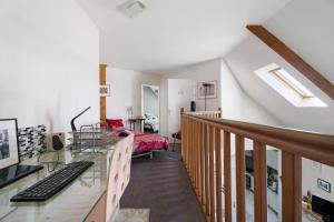 a home office with a desk and a keyboard at Joli Duplex Centre-ville 5km Dinard in Pleurtuit
