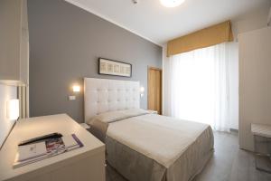 Postel nebo postele na pokoji v ubytování Hotel Iride & Spa + 37 fotografií