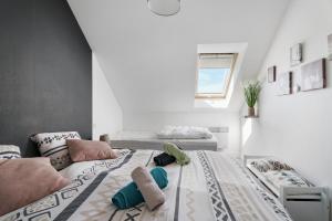 a bedroom with two beds and a window at Joli Duplex Centre-ville 5km Dinard in Pleurtuit