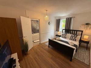 a living room with a bed and a window at Grande Italia Rooms Comfort Italian Hospitality 4 in Ebley