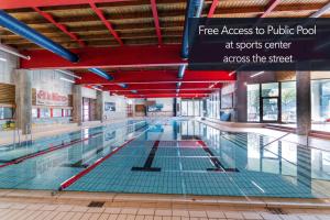 an indoor swimming pool with at Hotel Mürren Palace in Mürren