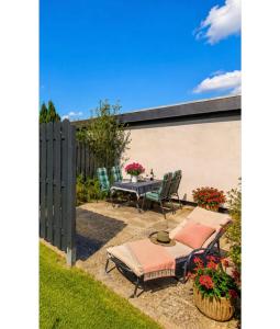 a patio with a table and chairs and a fence at Schleibungalow Nr15 zw Ostsee und Schlei in Kappeln +33 photos