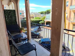 a balcony with chairs and a view of a street at Casa Patrik in Pietra Ligure