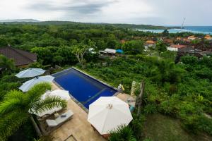 Vista de la piscina de Grand Sea View Lembongan o d'una piscina que hi ha a prop