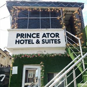 ein Hotelschild an der Seite eines Gebäudes in der Unterkunft Prince Ator Hotel in Ikeja