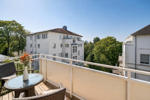 a balcony with a table and chairs and buildings at Charmante Stadtwohnung im Zentrum in Wiesbaden