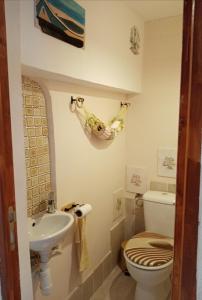 a bathroom with a toilet and a sink at Les Jeux du Moulin in Nouans-les-Fontaines +7 photos