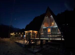 a large wooden house at night with lights at Villas Çeremi in Maskollatë
