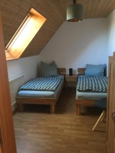 a room with two beds and a window at Im Grünen in Klein Trebbow