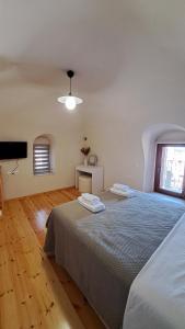 a bedroom with a bed with two towels on it at Stone house 1 in Líthion