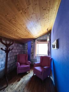 two chairs sitting in a room with a window at Hotel Rural del Médico in Regumiel de la Sierra
