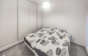 a bed sitting in a corner of a room at Le Troyes à Sète in Sète