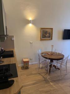 a dining room with a table and chairs in a room at Suite Indipendenza Perugia in Perugia