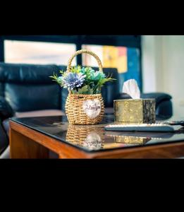 a table with a basket with flowers on it at Auberge mfuma in Kisantu