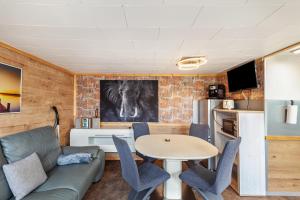 a living room with a couch and a table at Ferienhaus 34 in Zadelsdorf
