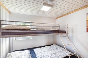 a bunk bed in a small room with a ladder at Ferienhaus 34 in Zadelsdorf