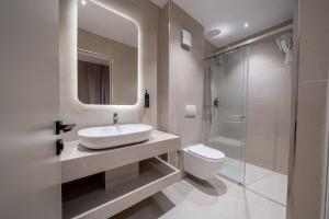 ein Badezimmer mit Waschbecken, Toilette und Dusche in der Unterkunft Fly Inn Hotel in Vragolija + 35 Fotos